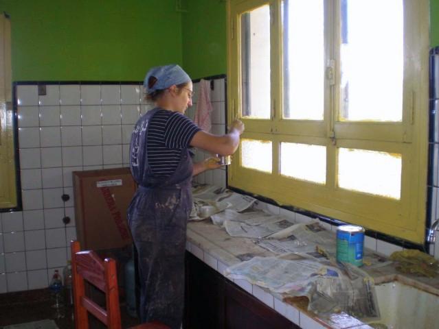 Agnes dandole color a la cocina.JPG